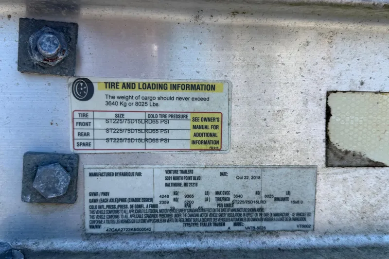 Slide: The Image of Tire and loading information label on a 2018 Sea Ray Sundancer 260. - 103