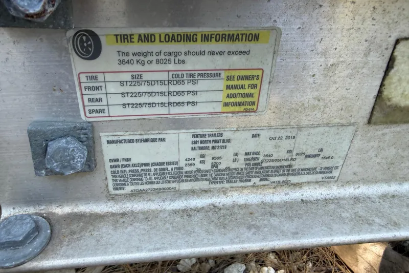 Slide: The Image of Tire and loading information label on a 2018 Sea Ray Sundancer 260 trailer. - 20