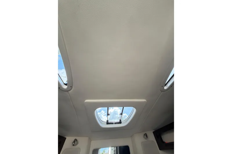 Slide: The Image of Interior ceiling view of 2018 Sea Ray Sundancer 260 boat with skylight. - 27