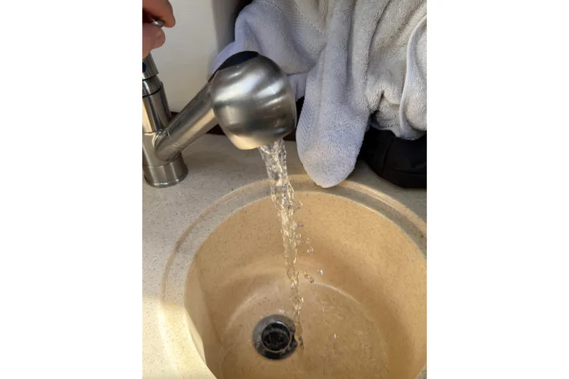 Slide: The Image of Water flowing from a faucet into a sink on a 2018 Sea Ray Sundancer 260 boat. - 32