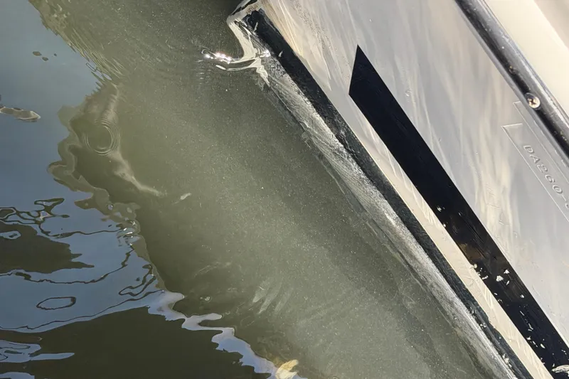 Slide: The Image of 2018 Sea Ray Sundancer 260 hull detail with water reflection. - 40