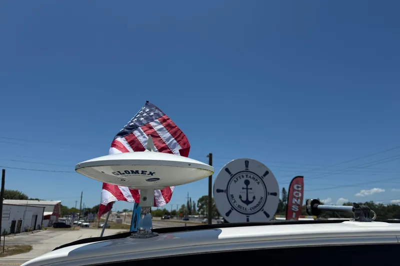 Slide: The Image of American flag and Glomex antenna on Sea Ray Sundancer 260, 2018 model, under clear blue sky. - 77