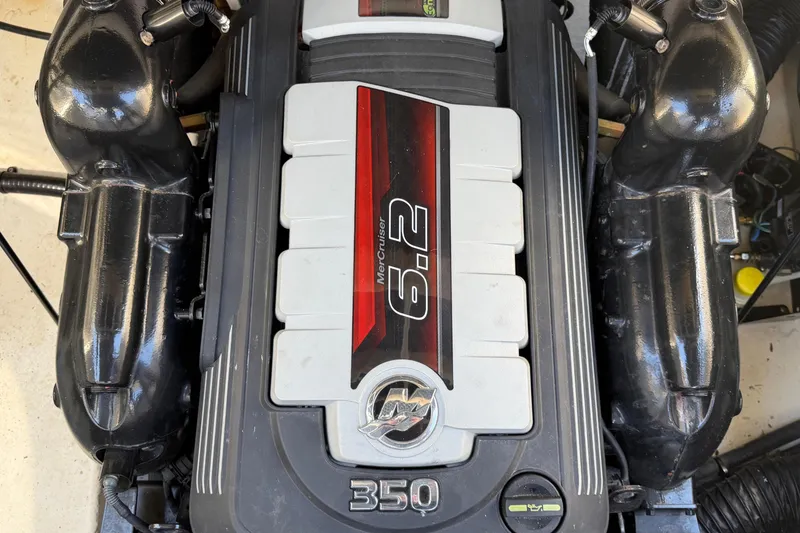 Slide: The Image of Engine of a 2018 Sea Ray Sundancer 260 boat, featuring a 6.2L V8 MerCruiser. - 90