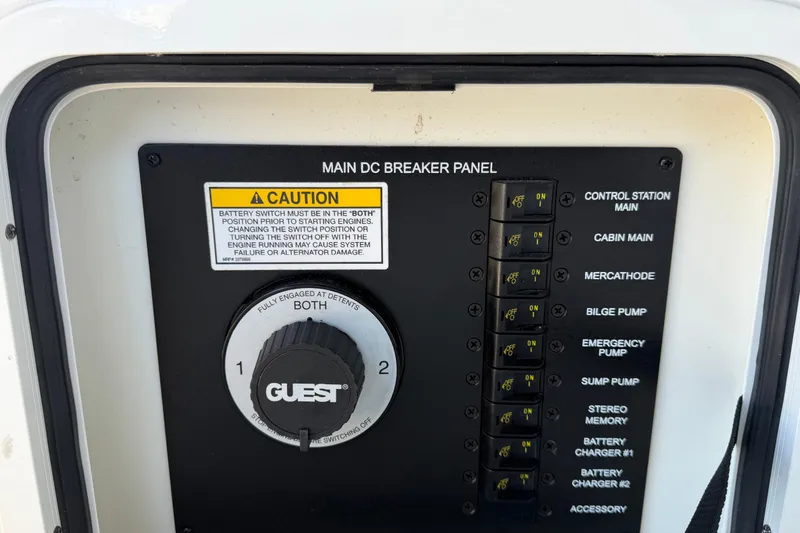 Slide: The Image of Main DC breaker panel on 2018 Sea Ray Sundancer 260 boat with caution label. - 94