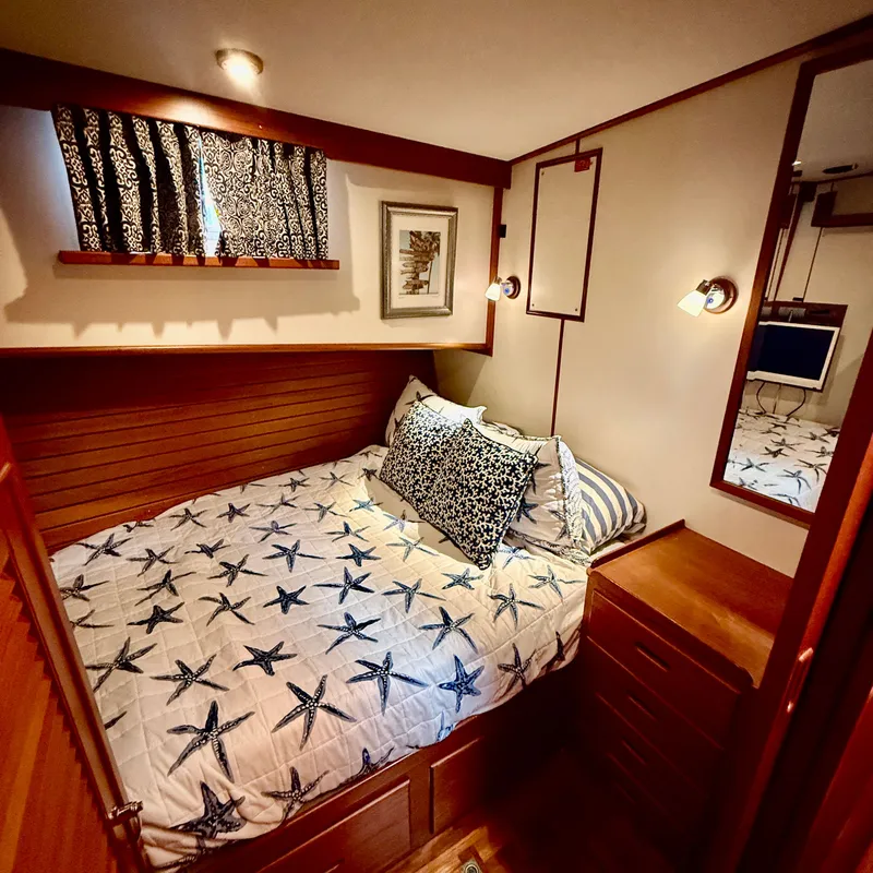 Slide: The Image of Cozy cabin on Grand Banks 52 Europa, year 1999. - 28