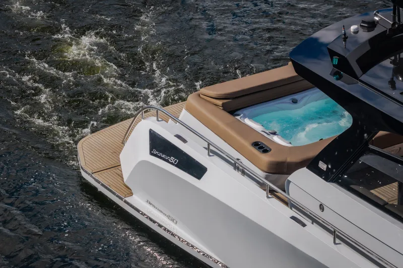 Slide: The Image of Die Steeler Bronson 50 von 2022 hat ein elegantes Design mit einem Whirlpool auf dem Deck. - 11
