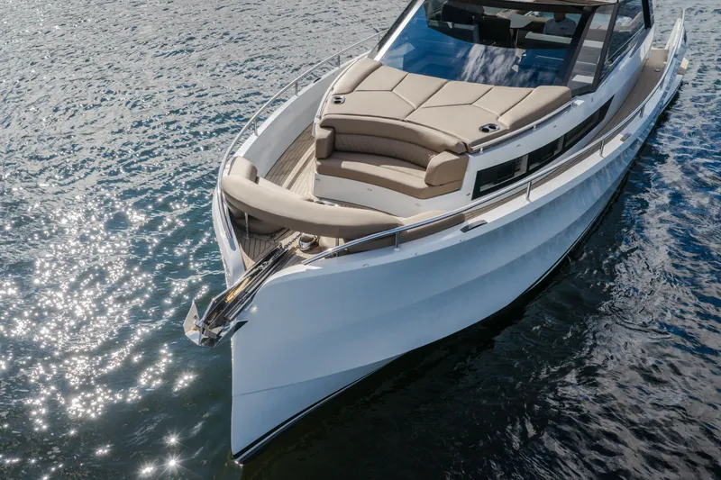 Slide: The Image of Die Steeler Bronson 50 von 2022 gleitet elegant über das Wasser mit einem luxuriösen Sonnendeck. - 7