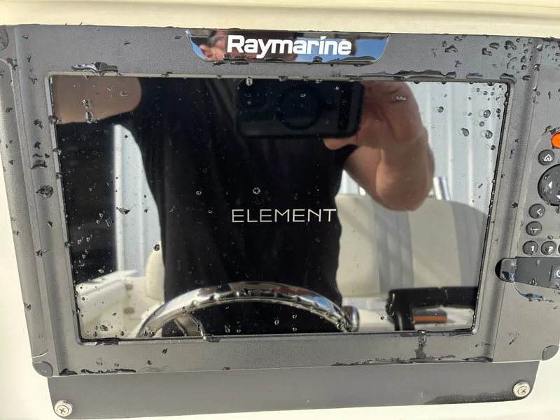 Slide: The Image of Raymarine Element on 2007 Sailfish 2660 with water droplets. - 23