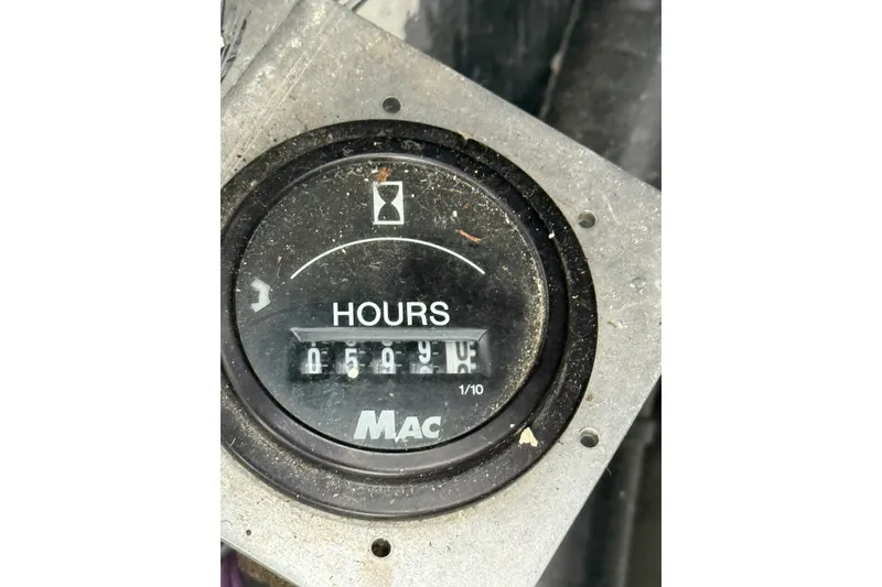 Slide: The Image of Hour meter showing 594.9 hours on a 1998 Four Winns 258 Vista boat. - 34