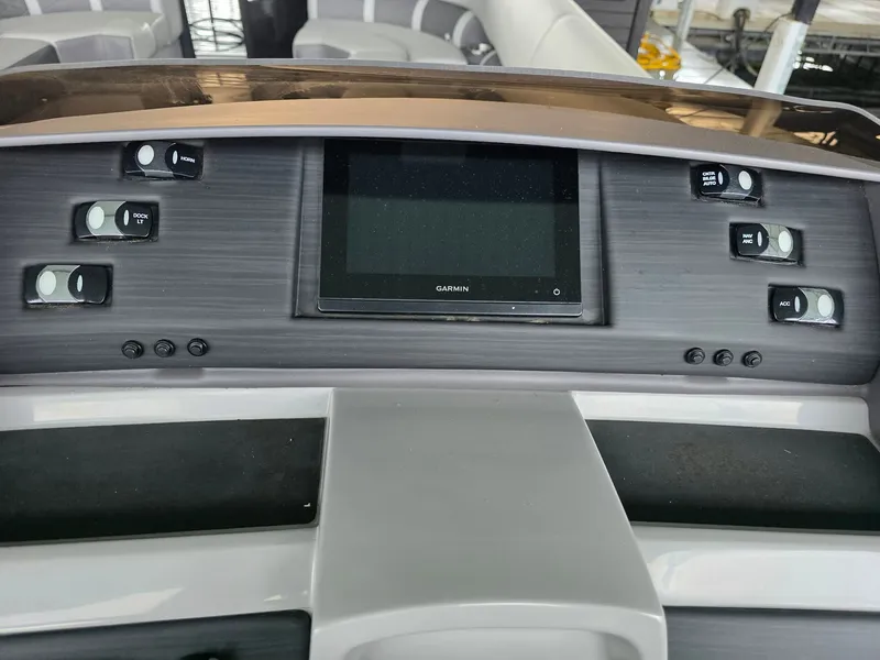 Slide: The Image of Dashboard of a 2022 Bennington 25LSB boat. - 22