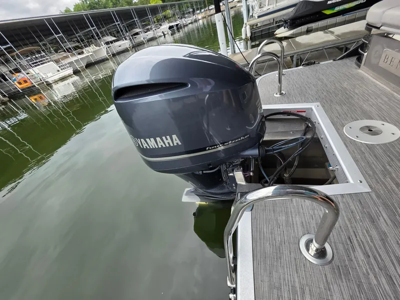 Slide: The Image of Yamaha motor on Bennington 25LSB boat, 2022 model, at dock. - 30