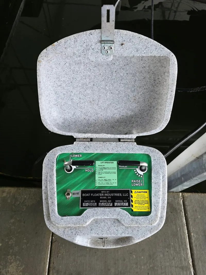 Slide: The Image of Boat lift control in gray casing, Bennington 25LSB 2022. - 41