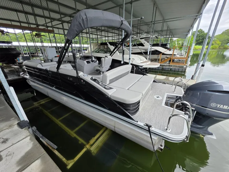 Slide: The Image of Bennington 25LSB 2022 pontoon boat docked in marina. - 7