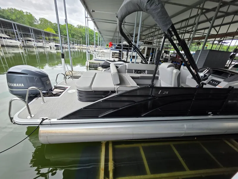 Slide: The Image of 2022 Bennington 25LSB pontoon boat docked with Yamaha engine. - 8