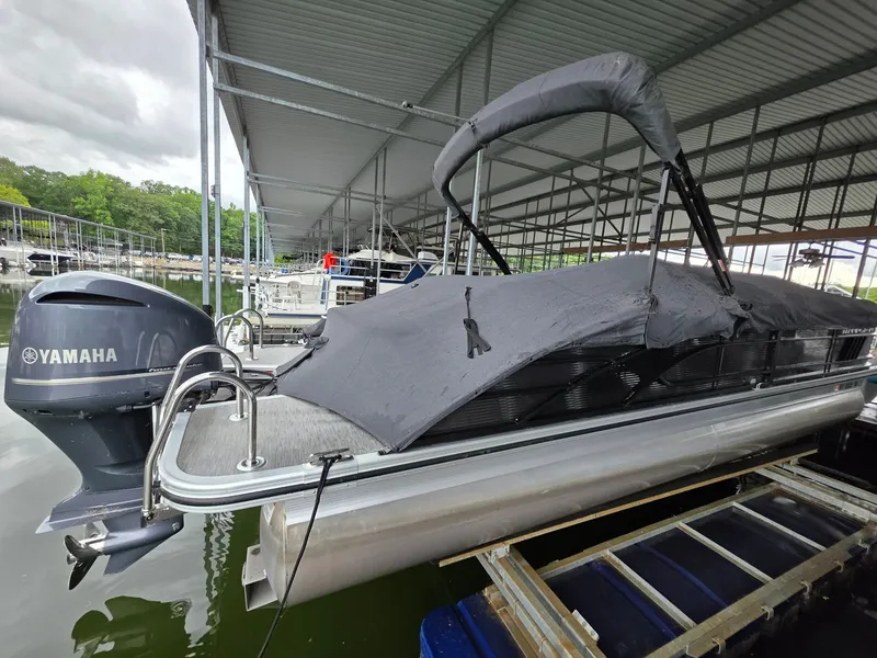 Slide: The Image of Bennington 25LSB 2022 pontoon boat with Yamaha engine in marina. - 9