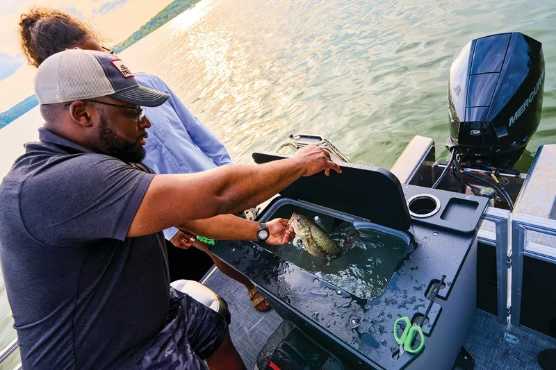 Slide: The Image of Sun Tracker SportFish 22 XP3 2026 - 24
