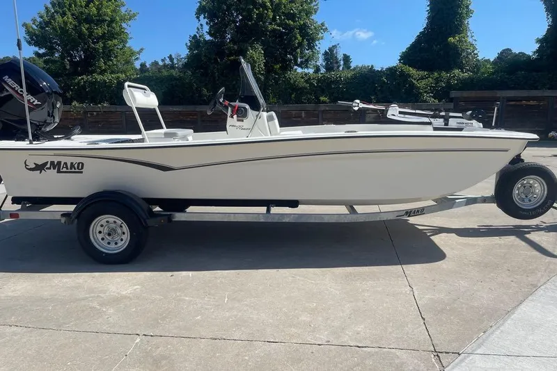 The Image of 2026 Mako Pro Skiff 17 CC boat on trailer, outdoors, sunny day. - 0