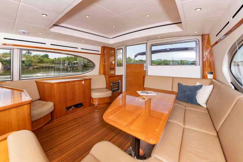Slide: The Image of Elling E6 2020: Elegant interior with wooden table and leather sofas. - 17
