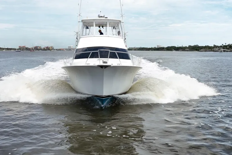 Slide: The Image of Ocean Yachts 43 Super Sport 2000 cruising on open water, creating a dynamic wake. - 3