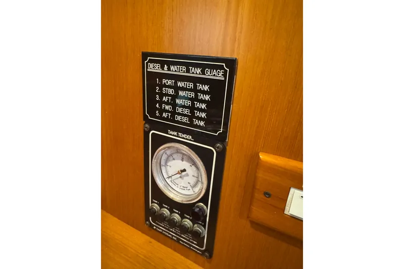 Slide: The Image of Diesel and water tank gauge on 2007 Hylas H49 yacht. - 53