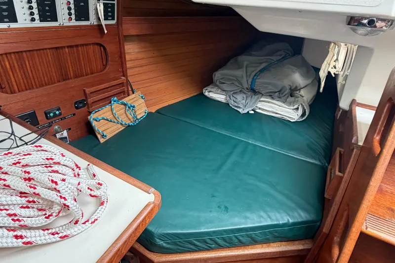 Slide: The Image of 1989 Sabre 34 MK II cabin interior with green cushions and nautical ropes. - 3