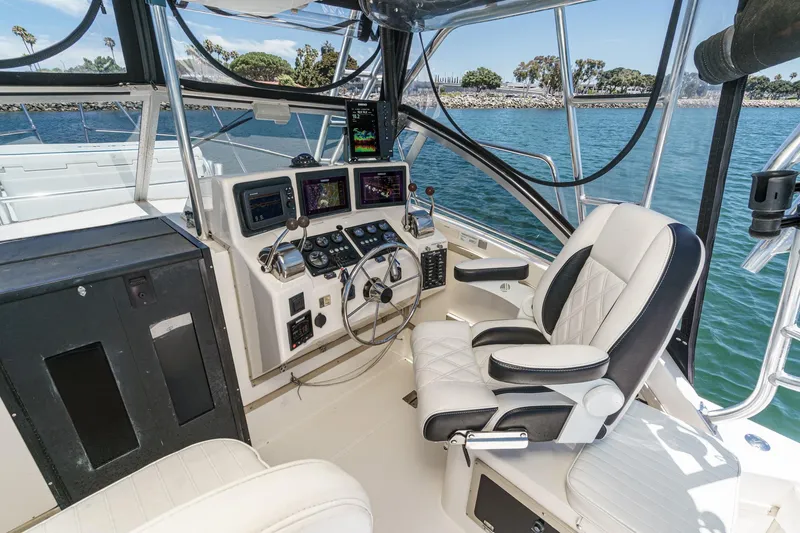 Slide: The Image of 1999 Albemarle 290 Express Fisherman cockpit with modern controls and comfortable seating. - 19