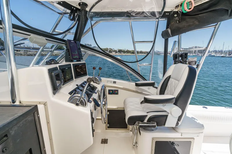 Slide: The Image of 1999 Albemarle 290 Express Fisherman cockpit with modern controls and comfortable seating. - 34