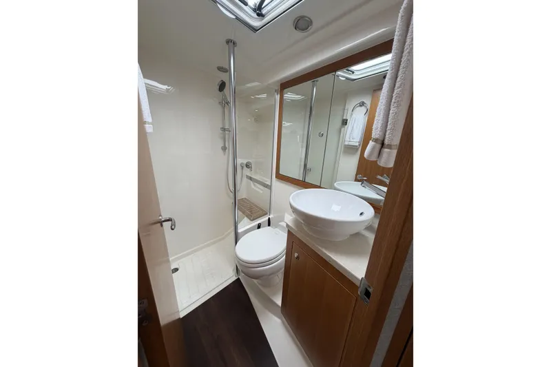 Slide: The Image of Master head en-suite - 22