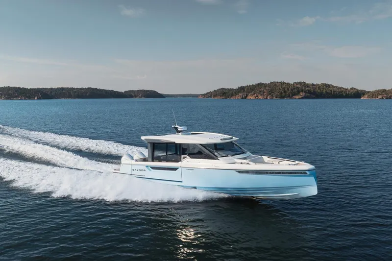 Slide: The Image of 2026 Saxdor 400 GTC cruising on open water, showcasing sleek design and performance. - 15