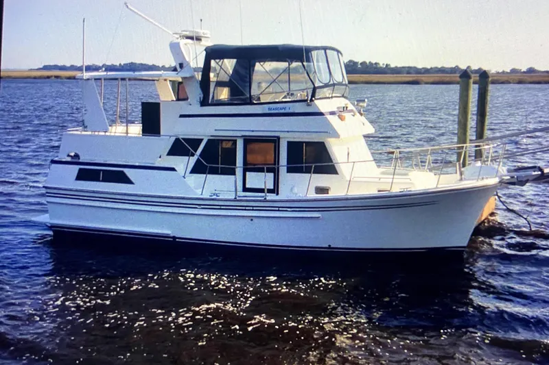 Slide: The Image of 1987 Senator-Chien Hwa Futura Sundeck yacht on calm water, side view. - 1