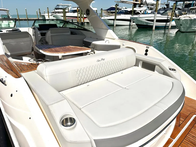 Slide: The Image of Sea Ray SLX 310 Outboard 2022 - 15