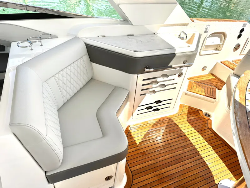 Slide: The Image of Sea Ray SLX 310 Outboard 2022 - 20