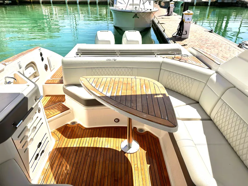 Slide: The Image of Sea Ray SLX 310 Outboard 2022 - 21