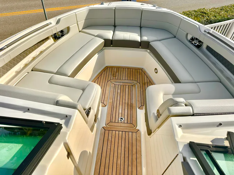 Slide: The Image of Sea Ray SLX 310 Outboard 2022 - 26