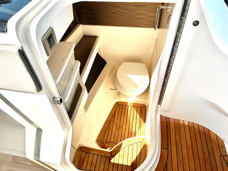 Slide: The Image of Sea Ray SLX 310 Outboard 2022 - 33