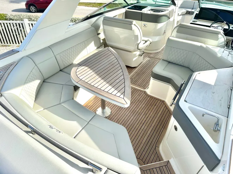Slide: The Image of Sea Ray SLX 310 Outboard 2022 - 38