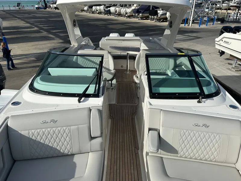Slide: The Image of Sea Ray SLX 310 Outboard 2022 - 39