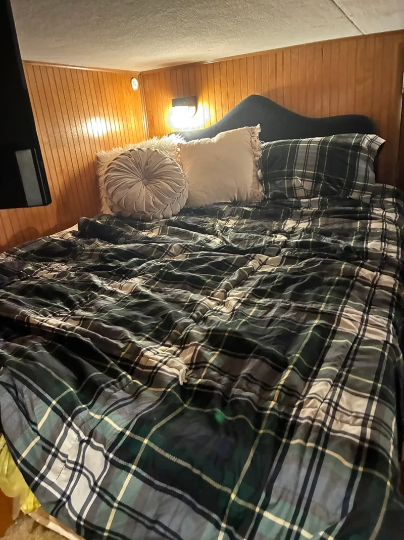 Slide: The Image of Cozy bedroom on a 1993 Gibson 50 boat. - 18