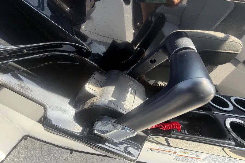 Slide: The Image of Throttle control of 2025 Yamaha Boats AR250, featuring sleek black design and ergonomic handle. - 26