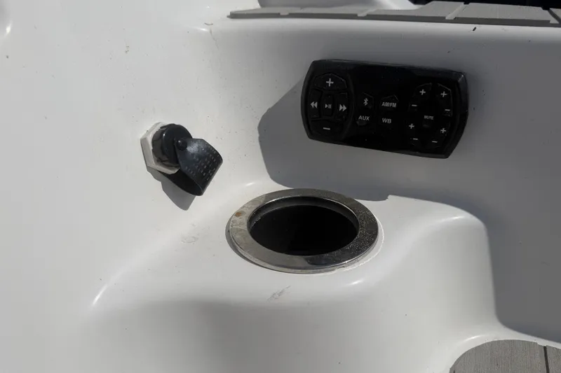 Slide: The Image of Control panel and cup holder on 2025 Yamaha Boats AR250. - 58