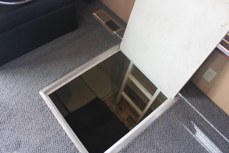 Slide: The Image of Hatch with ladder on Skipperliner 480 Flybridge 2010, carpeted interior. - 20