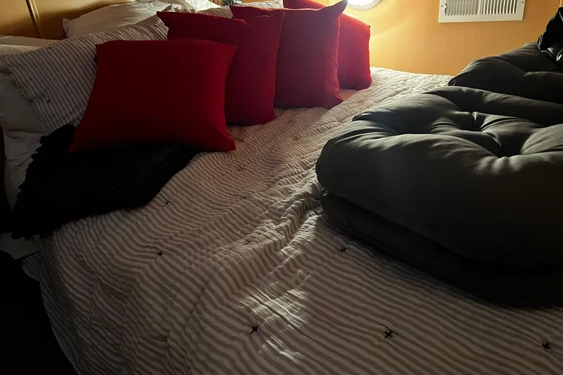 Slide: The Image of Cozy cabin bed with red pillows on Skipperliner 480 Flybridge, 2010 model. - 34