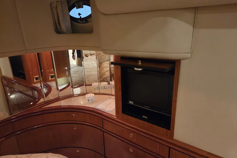 Slide: The Image of Interior of 2000 Sea Ray Sundancer 540 yacht with TV and mirrored cabinets. - 40