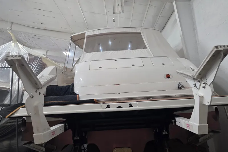 Slide: The Image of 2000 Sea Ray Sundancer 540 yacht in indoor storage, rear view. - 53