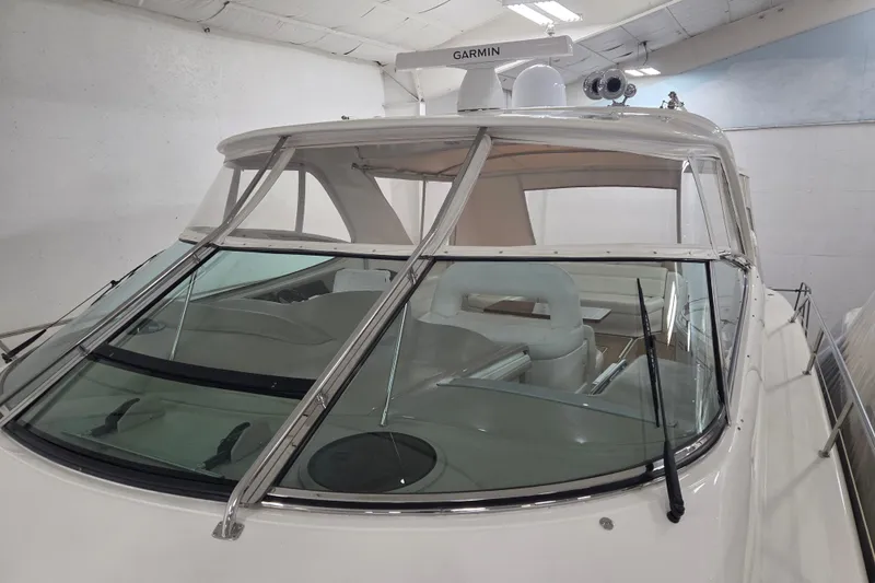 Slide: The Image of 2000 Sea Ray Sundancer 540 yacht with Garmin equipment, showcased indoors. - 55