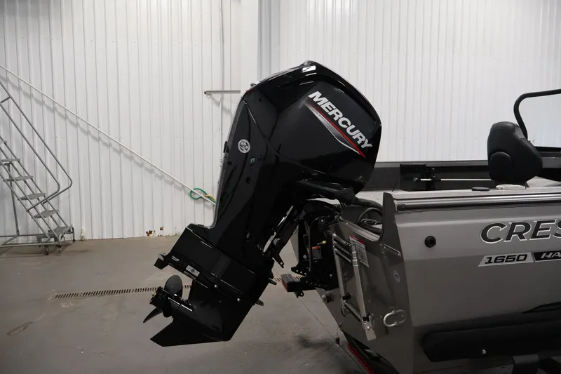 Slide: The Image of Ein Mercury-Außenbordmotor ist an einem Crestliner 1650 Hawk WT Boot montiert. - 44