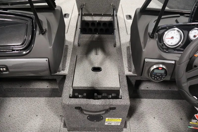 Slide: The Image of Innenansicht eines Crestliner 1650 Hawk WT von 2026 mit grauem Teppichboden und Armaturenbrett. - 26