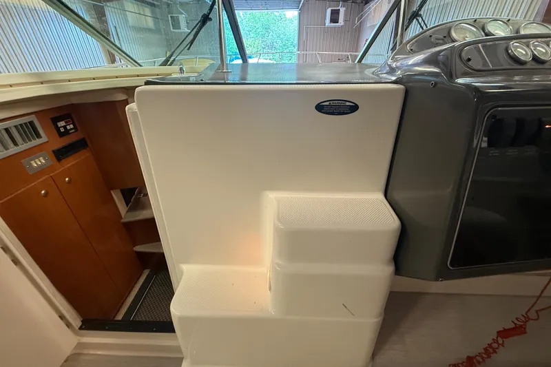 Slide: The Image of 2005 Maxum 3300 SCR boat interior with steps and control panel. - 25
