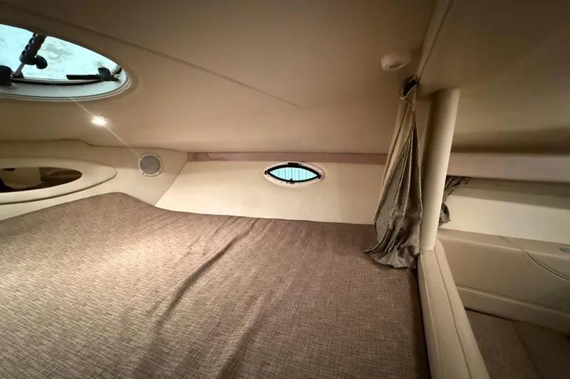Slide: The Image of Interior cabin of 2005 Maxum 3300 SCR boat with cozy bed and porthole window. - 42