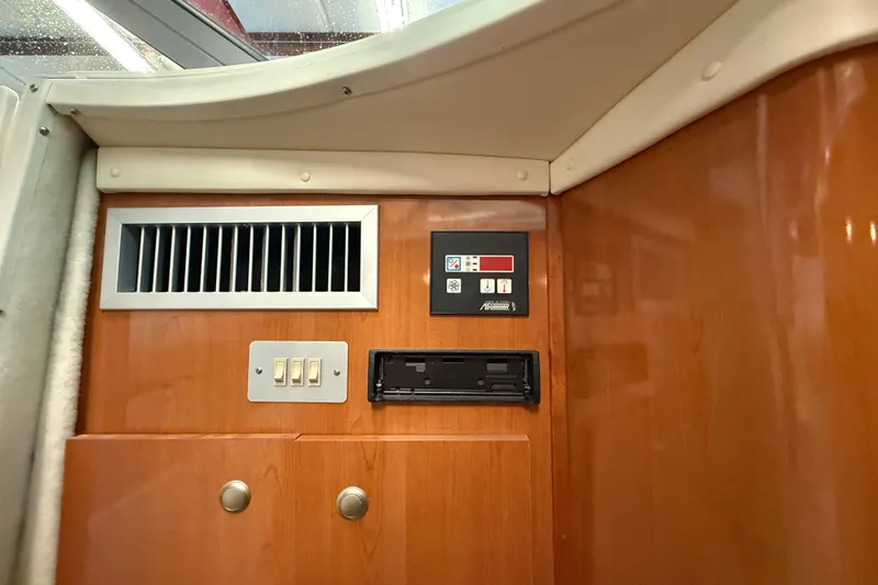 Slide: The Image of Interior of 2005 Maxum 3300 SCR boat with control panel and air vent. - 54